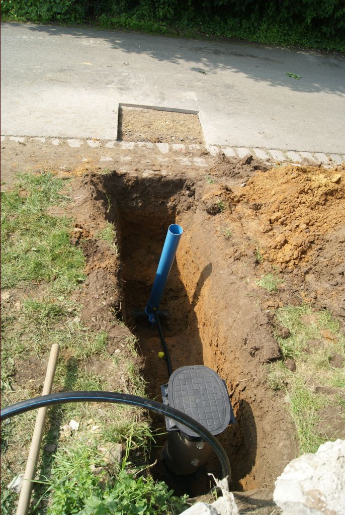 Installation terminée !

Ah oui, en fait, le trou dans la chaussée n'était pas nécessaire, la canalisation passait dans l'herbe devant chez nous après passage du détecteur de métaux....