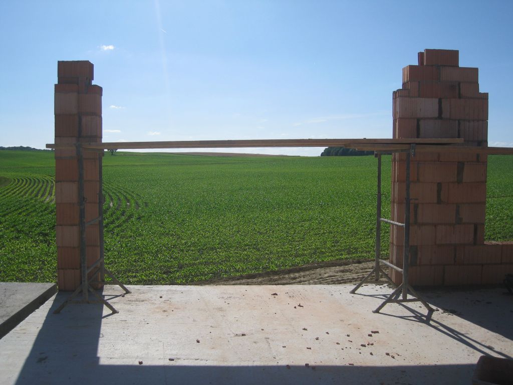 Vue du salon sur la baie vitre de 3,40m