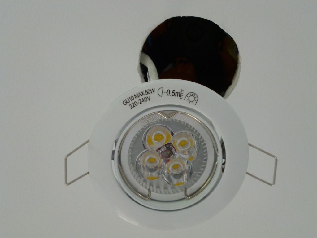 Spot LED installé au palfond du 1er étage