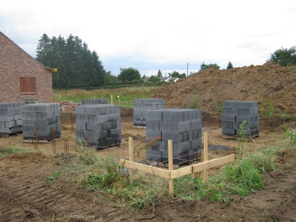 Ouverture du chantier ce matin, dlimitation de la maison et dbut du terrassement.