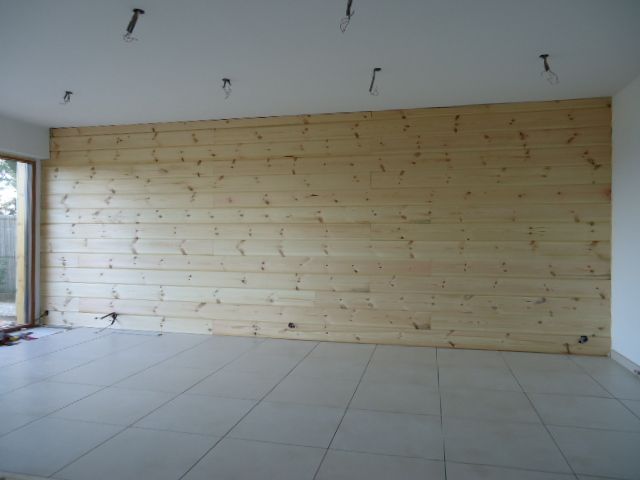 pose du clin sur le dernier mur dans le salon