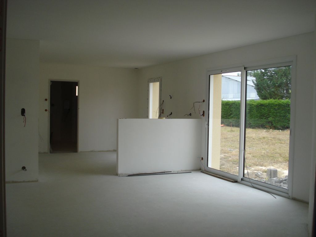 1ere couche de peinture dans la cuisine/salle � manger