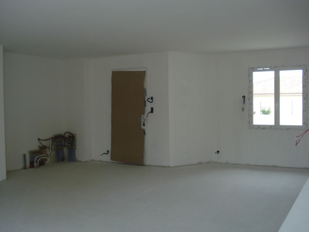 1ere couche de peinture dans le salon