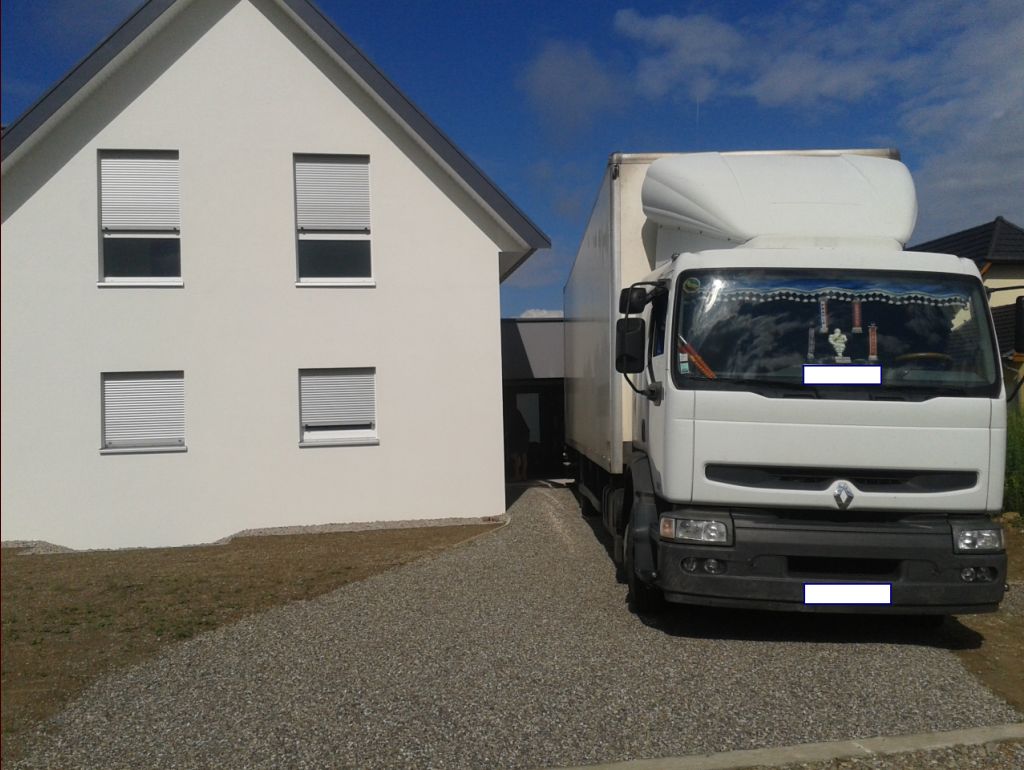 Accs au garage avec le camion de papa. Le revtement de l'alle a bien tenu sans formation d'ornires