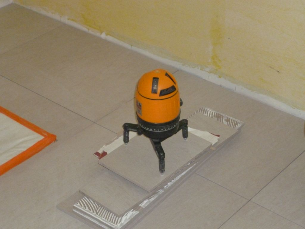 Laser pour la mise  niveau des carreaux poss aux murs