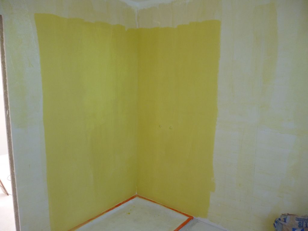 Prparartion des murs de la douche avec produit d'tanchit en plus du primaire d'accrochage