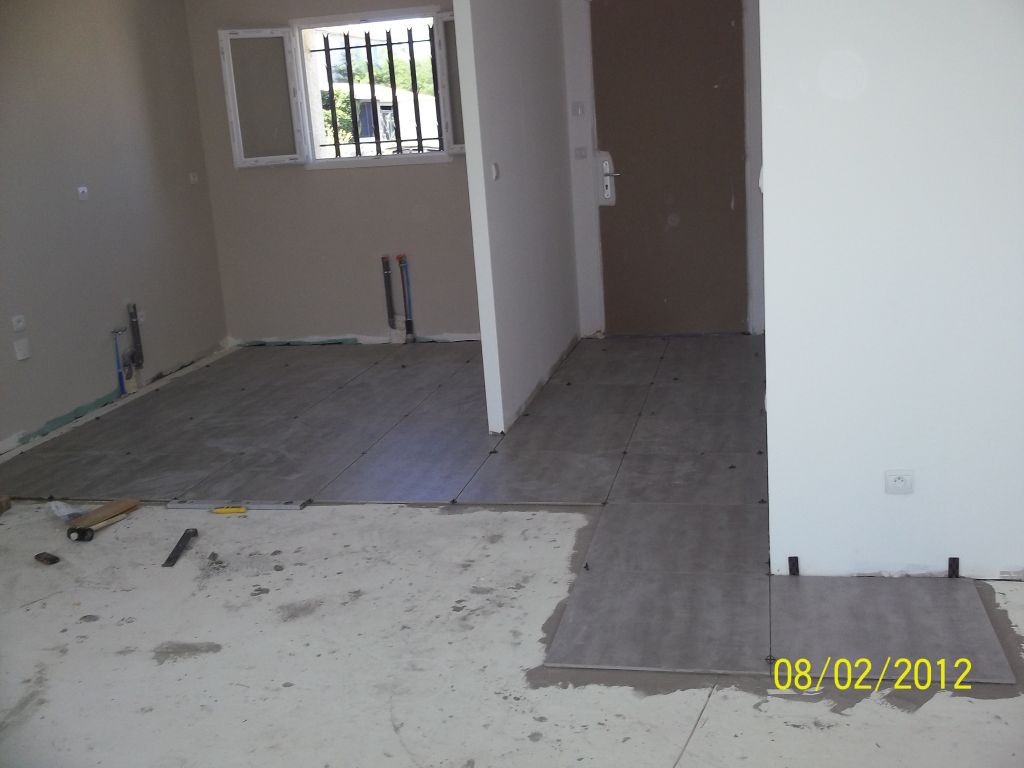 carrelage en cours.... aie air le  dos et les genoux
