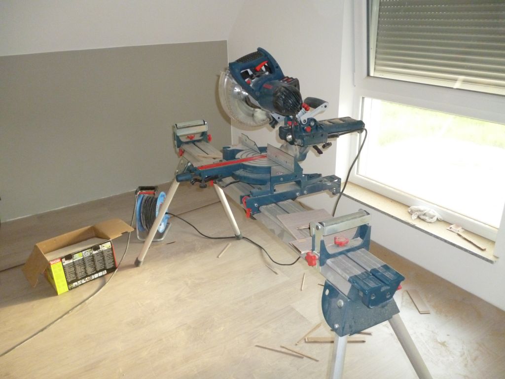 Scie  onglet pour les dcoupes du parquet et les plinthes. Machine pro sur pied avec laser