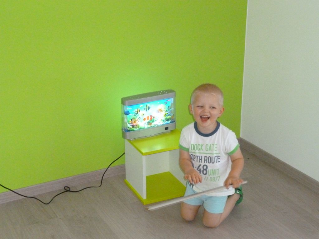 Hugo "le bien heureux" inaugurant sa nouvelle table de nuit et son aquarium "électrique"