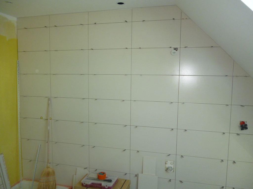Mur de la SDB fraichement carrelé