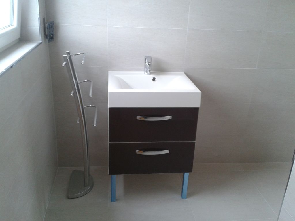 Meuble de la salle d'eau du RDC en cours d'installation