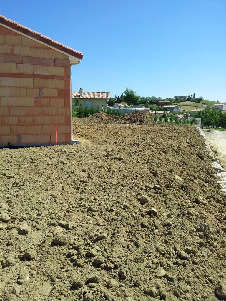 terrain devant maison