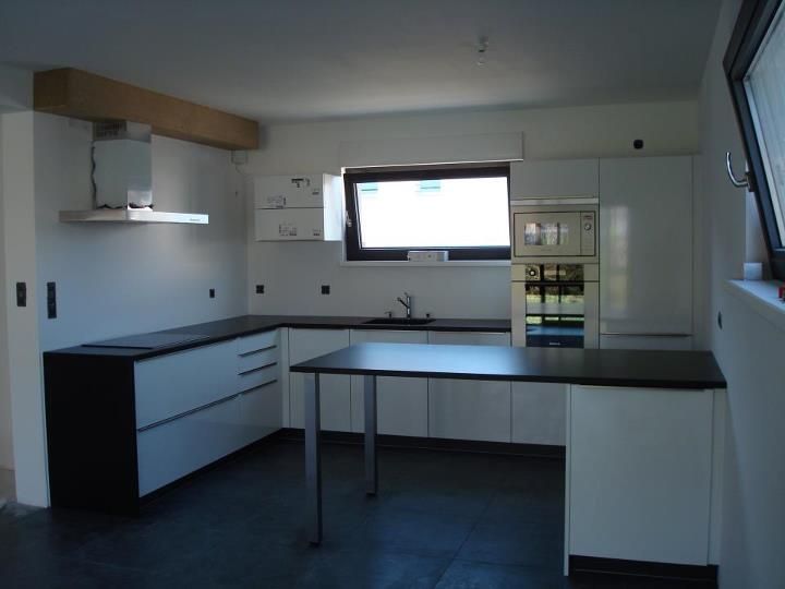 Voici enfin une photo de la cuisine.
<br />
Il nous reste a peindre le caisson au dessus de la hotte ou a y coller des plaques en plexi noir...A voir...