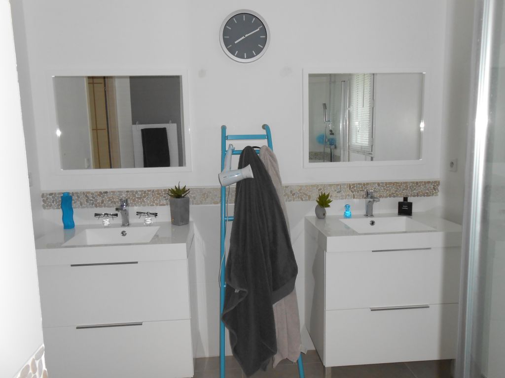 salle de bain AVANT mur blanc