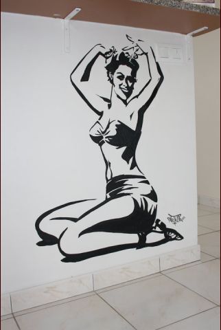 ma pin up je voulais quelque chose en noir et blanc, sexy mais soft pour les petits qui viennent a la maison. Elle a du succ�es quand du monde vient a la maison