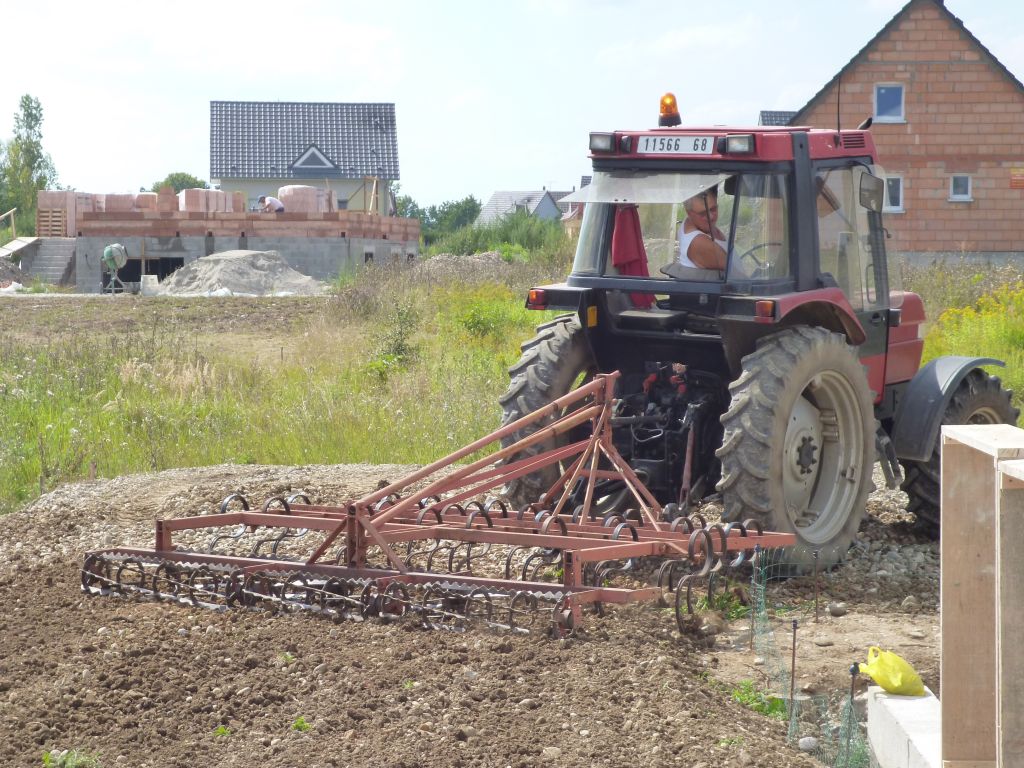 Pp passant la herse sur le terrain