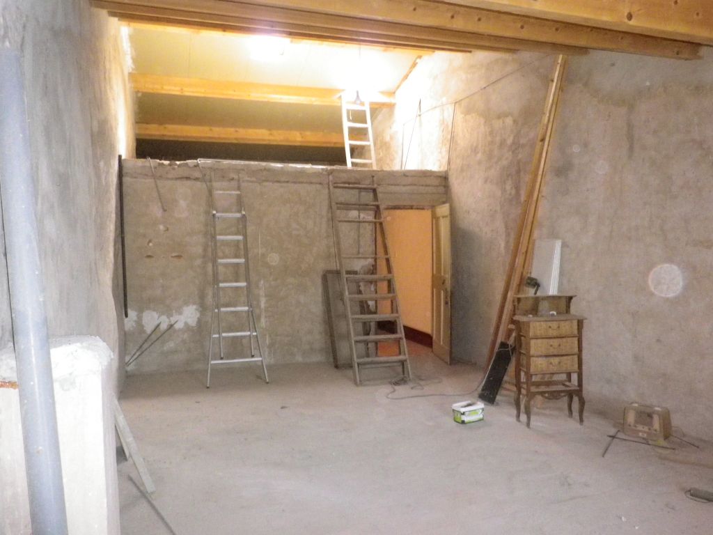 Salle brute au 2me tage ct nord.La mezzanine se trouve au dessus des escaliers et de la chambre ct sud. Elle laisse passer la clart d'un puits de lumire.