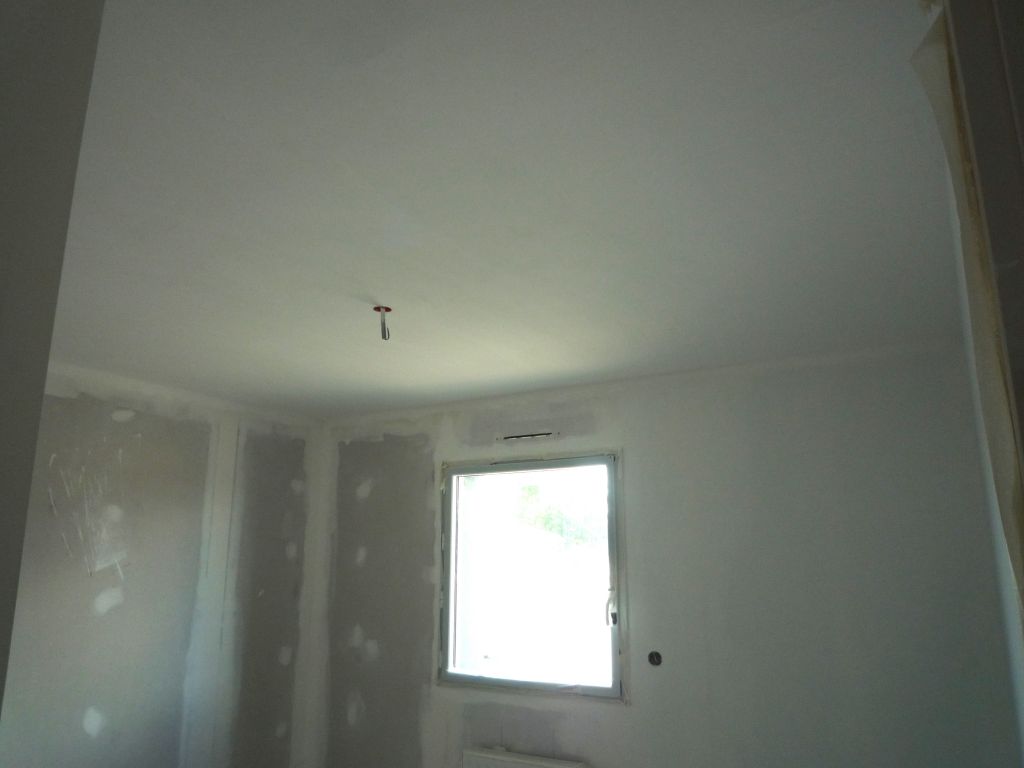 Sous-couche passée au plafond, et une partie des murs de la chambre