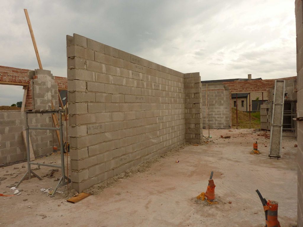 Mur de refend interne vu depuis le futur garage