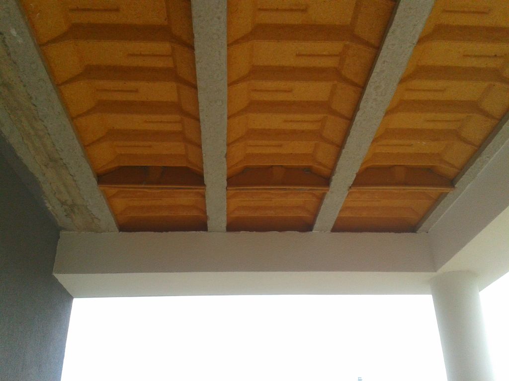 Plafond de la terrasse couverte en hourdis rectolight qui est  isoler et  finir avec un plafond en lambris blanc