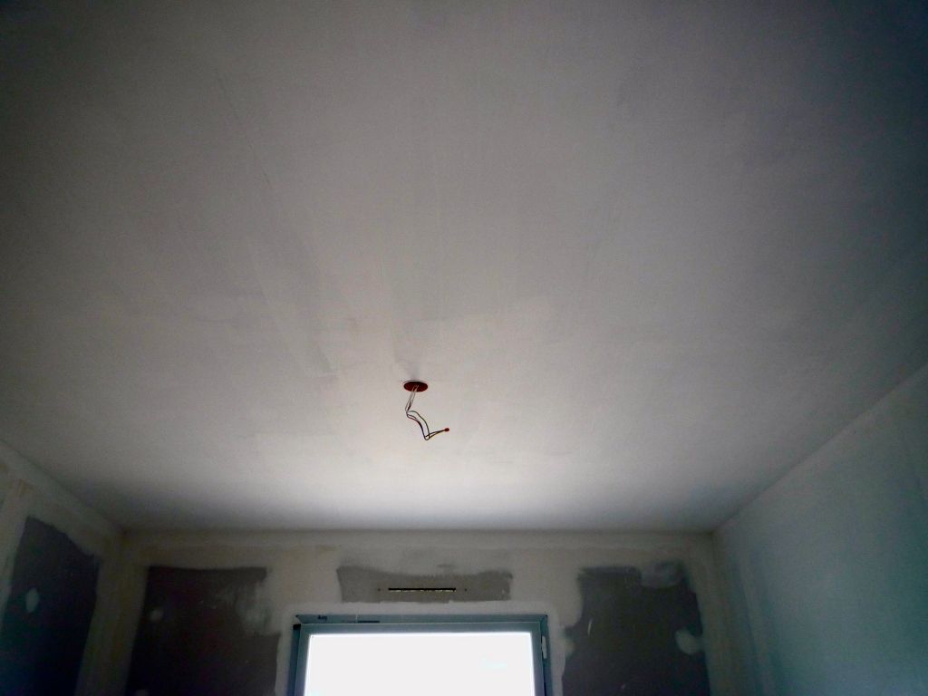 le même plafond, mais en ayant exagérer le contraste pour mettre en évidence les saloperies de traces de rouleaux...