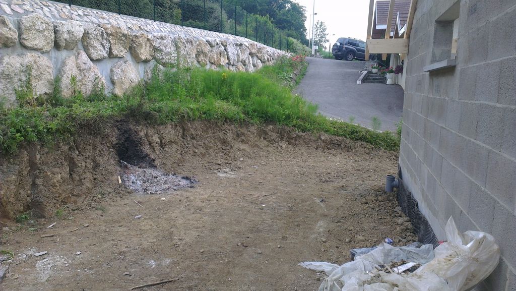 Terrassement pour cration d'un muret