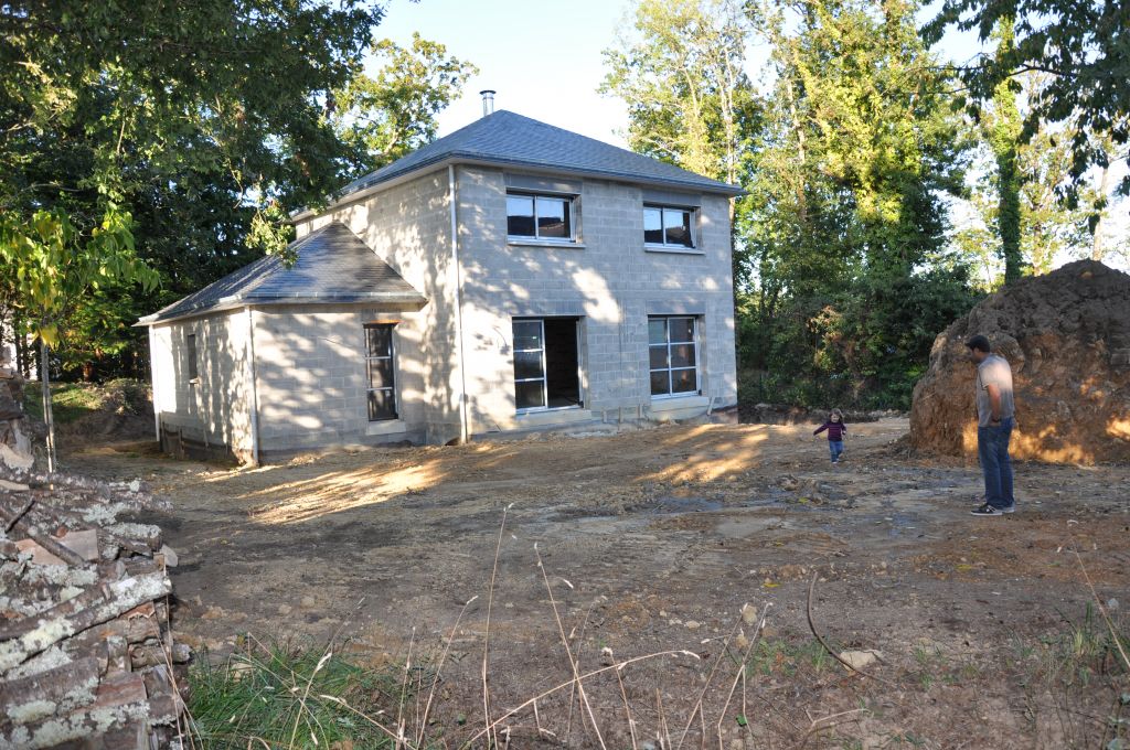 la maison vue du fond du jardin