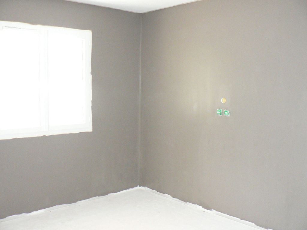 Chambre parents = peinture en cours, un peu trop foncée à notre goût