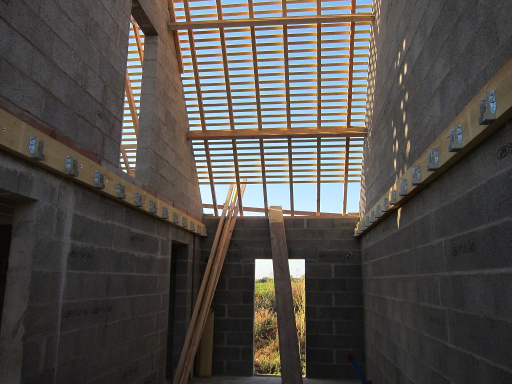 vue depuis l'entrée du garage: on visualise maintenant les support du futur plancher bois de notre chambre.