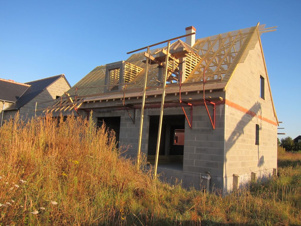 Vue de la charpente en cours de construction. Une lucarne est terminée, la seconde en bonne voie.