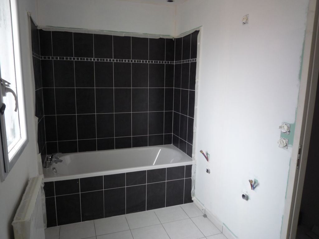 Salle de bain avec faïences - après peinture (juste sous couche...) : c'est bien mieux !
