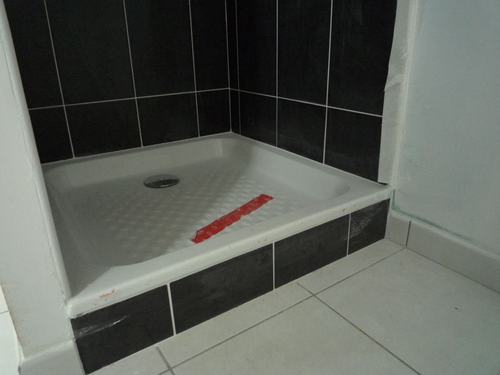 La petite marche devant la douche.