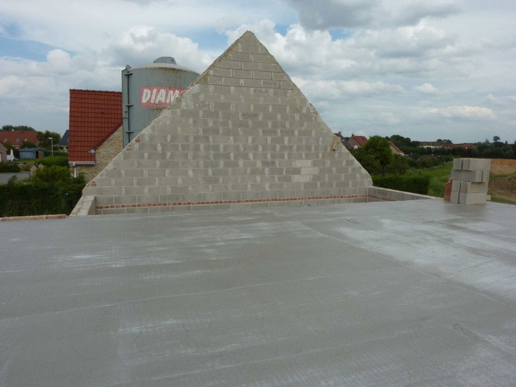 Dalle coule et vue sur le pignon du garage.