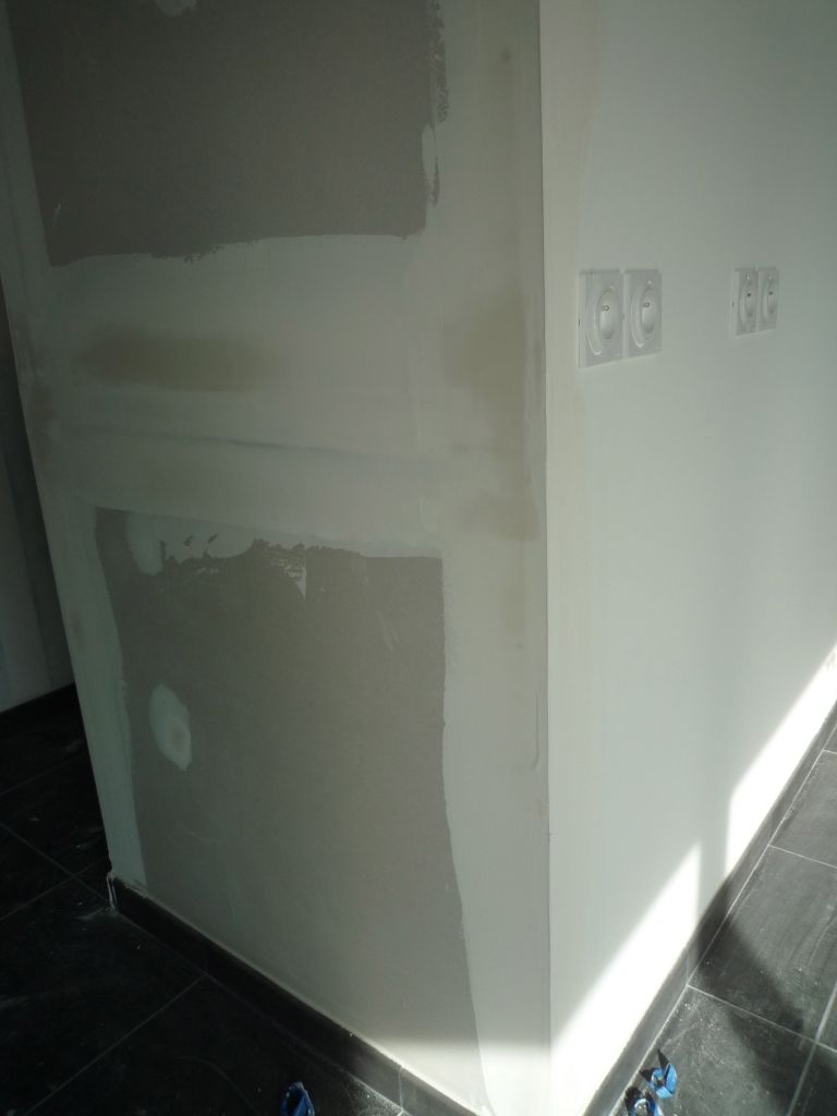 Bandes (pas jolies) de la cloison de WC