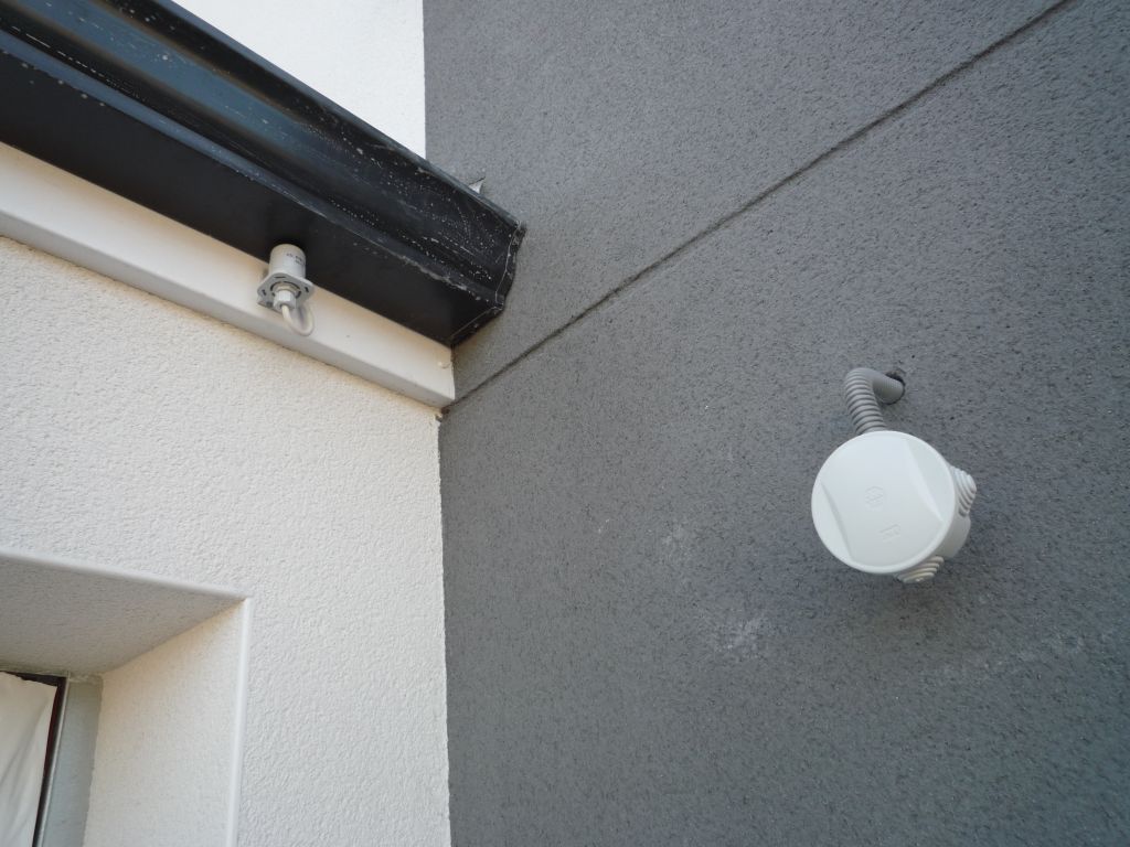 Au dessus du garage, un curieux détecteur (de quoi ????!)