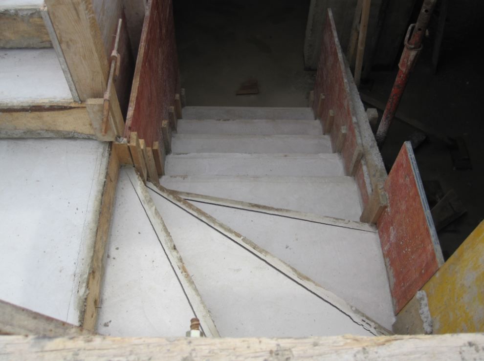 escalier RDC/sous sol, acces du garage au sous sol