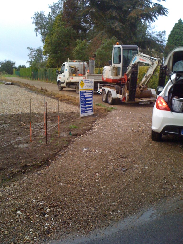 Chemin d'accs ralis par sce Hanchard   pose du panneau.