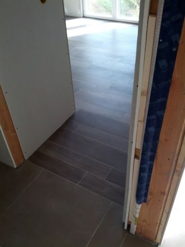 La jonction carrelage Chambre et Couloir