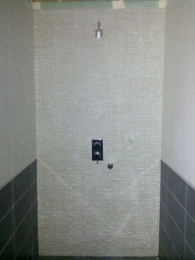 La douche en cours d'installation