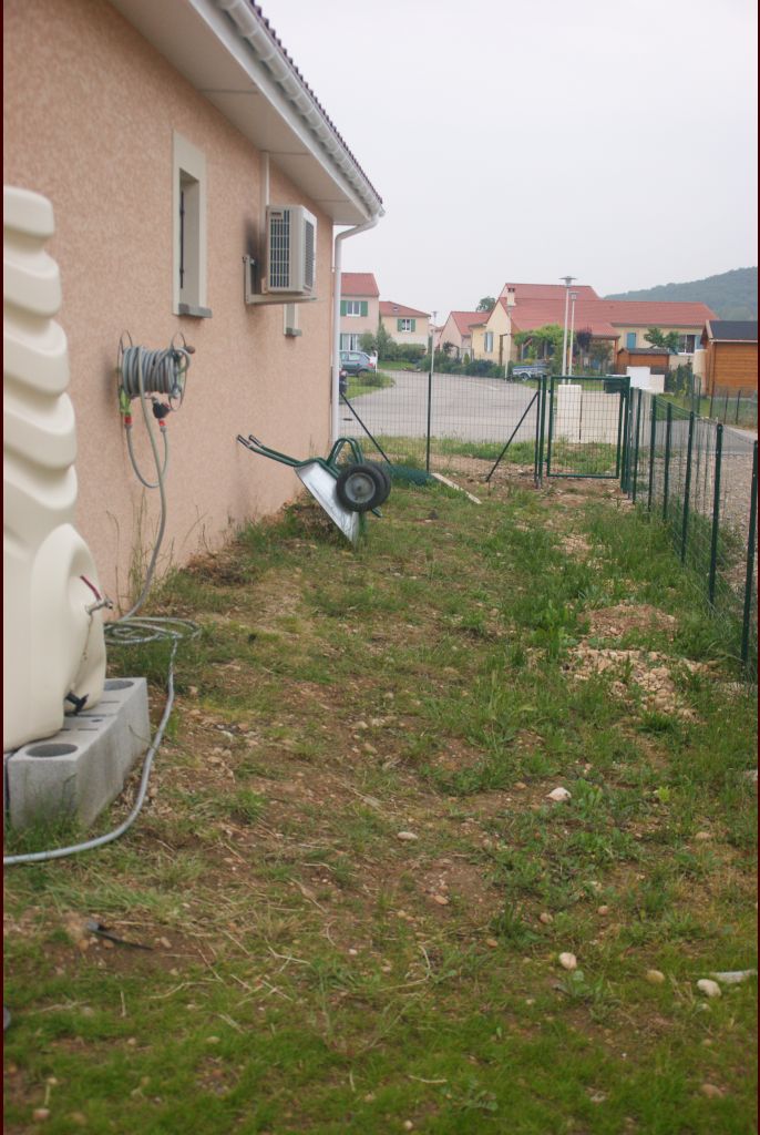 Le coté gauche de la maison où il y avait de tout mais surtout un champ de mine