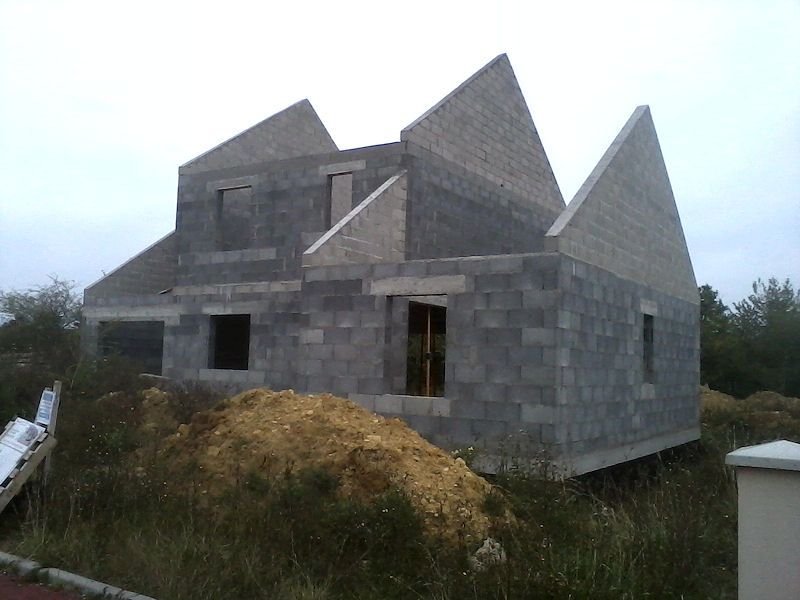 05 oct : dernier pignon monté ... et fin de la maçonnerie