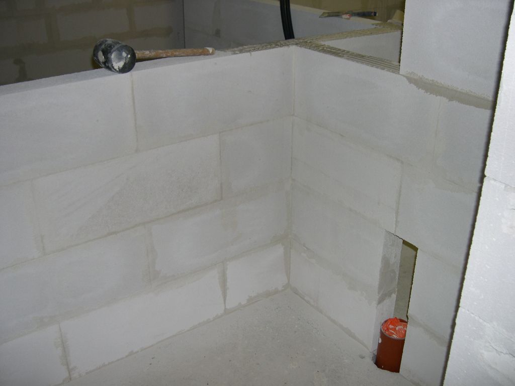 Pour gagner au maximum de l'espace dans le WC, on cache l'vacuation dans le mur.