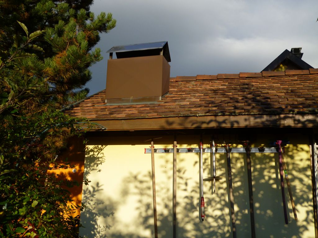 Chemine du barbecue en sortie de toit de la pergola