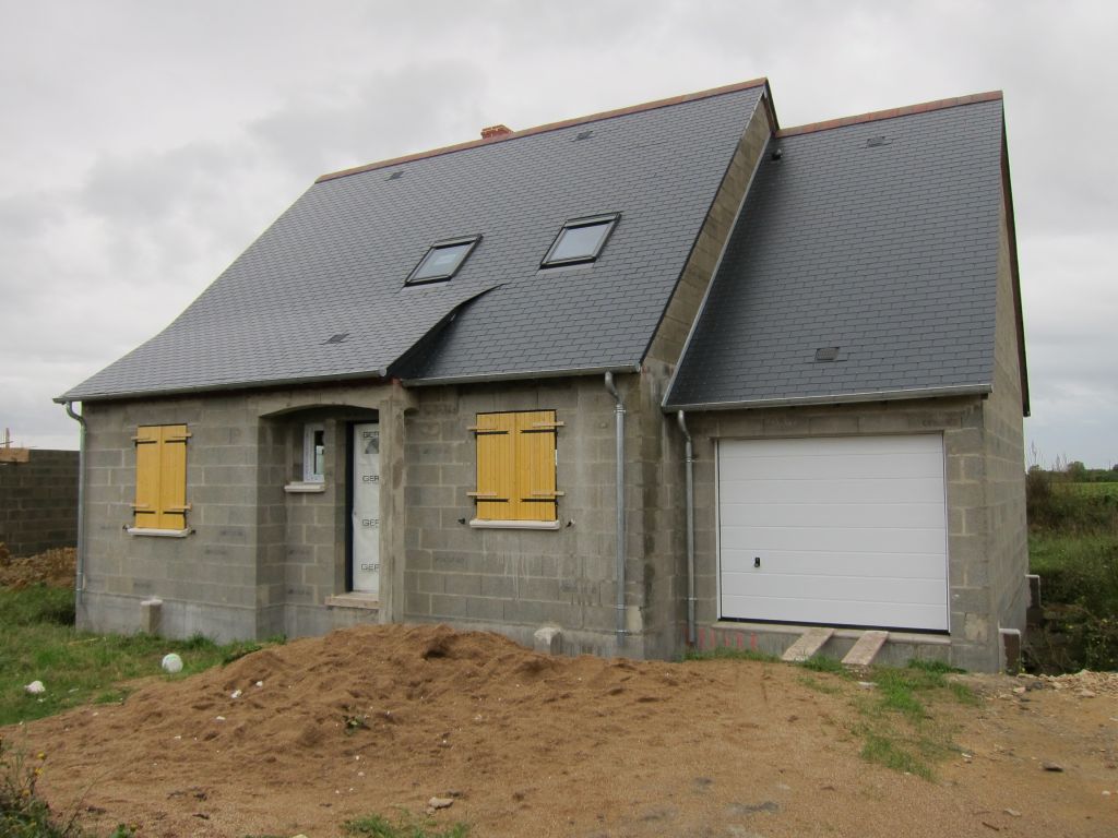 Maison hors d'air et hors d'eau.
<br />
La porte d'entrée est une porte provisoire, la finale sera bleue.