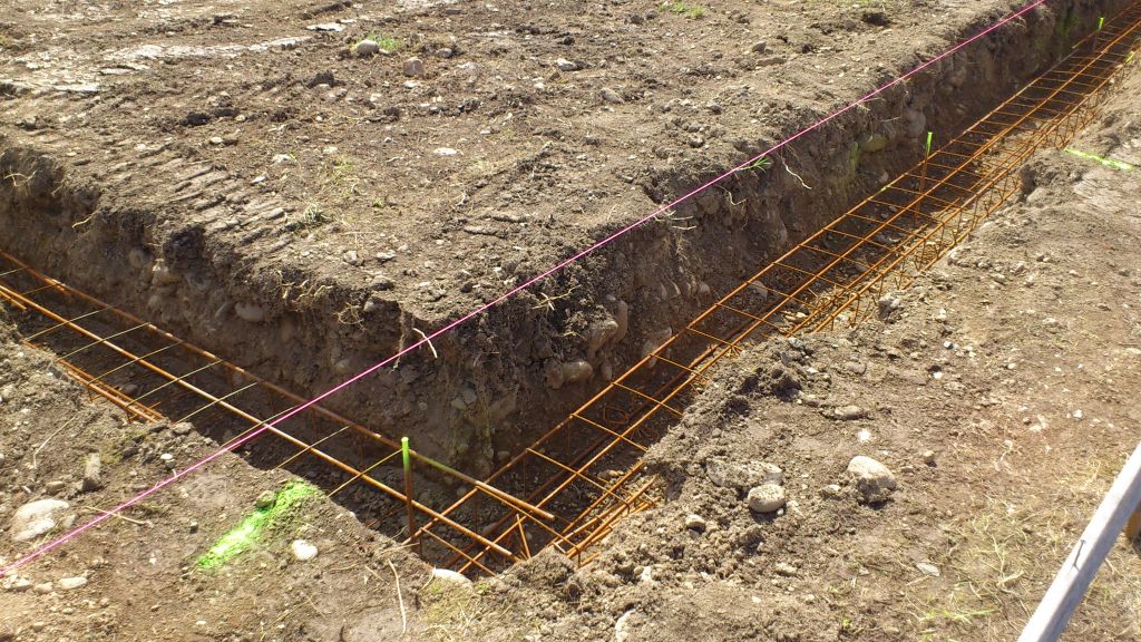 Installation des "ferrailles". la boucle de fond de fouille tant  ma charge puisque je vais faire galement l?lectricien (mais je n'y suis pas encore) j'ai du la poser: 25m de cablette et 3 piquets de terre. Pas facile avec les fer en place mais bon, faut s'y faire....