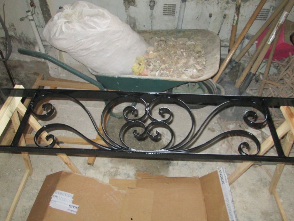 Grille de fenêtre peintes