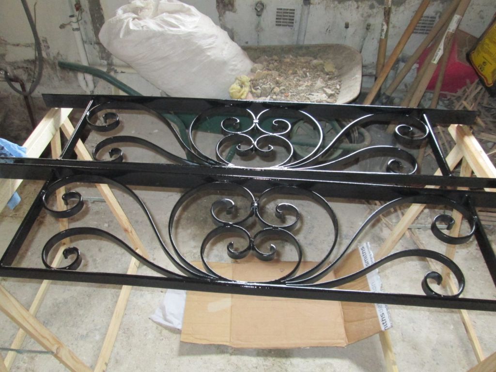 Grille de fenêtres peintes
