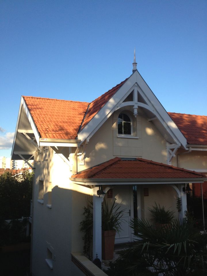 La maison neuve Arcachonnaise type. Tuiles et travail des charpentes caractristique.