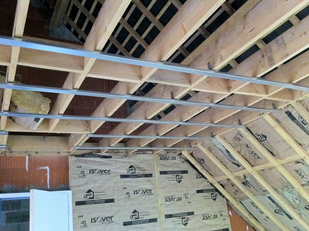 Les fourreaux pour le faux plafond en placo sont en cours de montage, attention à l'alignement des suspentes!