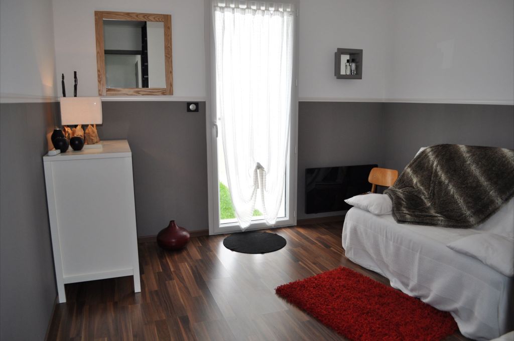 Chambre d'amis 10m2 sols parquet / stratifié - Melesse (Ille Et Vilaine - 35) - septembre 2012 Chambre d'amis 10m2 sols parquet / stratifié - Melesse (Ille Et Vilaine - 35) - septembre 2012
